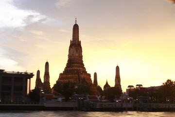 Fototapeta premium Bangkok, Thailand — City Skyline, Chao Phraya River & Temple Spires at Sunset 