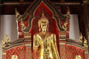 Fototapeta premium Chiang Mai, Thailand — Lanna Temples, Old City Moat & Mountain Backdrop 