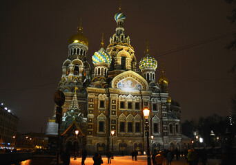 Obraz premium Illuminated Church of the Savior on Spilled Blood at night in Saint Petersburg during winter season, beautiful Christian architecture landmark