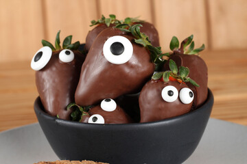 Doces decorados para festa de halloween: morangos, frutas, chocolates, cookies e donuts