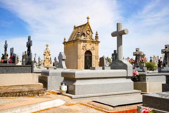Nichos y tumbas de un cementerio en un peque&ntilde;o pueblo de la provincia de Toledo.