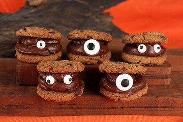 Doces decorados para festa de halloween: morangos, frutas, chocolates, cookies e donuts
