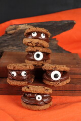 Doces decorados para festa de halloween: morangos, frutas, chocolates, cookies e donuts