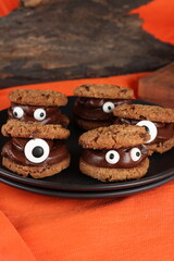 Doces decorados para festa de halloween: morangos, frutas, chocolates, cookies e donuts
