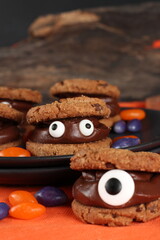Doces decorados para festa de halloween: morangos, frutas, chocolates, cookies e donuts