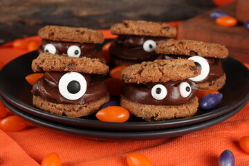 Doces decorados para festa de halloween: morangos, frutas, chocolates, cookies e donuts