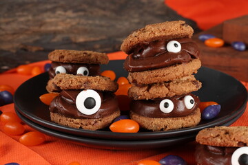 Doces decorados para festa de halloween: morangos, frutas, chocolates, cookies e donuts