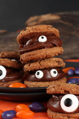 Doces decorados para festa de halloween: morangos, frutas, chocolates, cookies e donuts