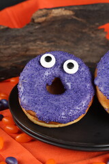 Doces decorados para festa de halloween: morangos, frutas, chocolates, cookies e donuts