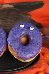 Doces decorados para festa de halloween: morangos, frutas, chocolates, cookies e donuts