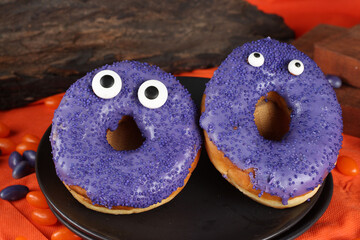 Doces decorados para festa de halloween: morangos, frutas, chocolates, cookies e donuts