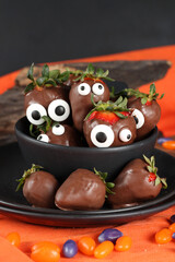 Doces decorados para festa de halloween: morangos, frutas, chocolates, cookies e donuts
