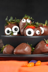 Doces decorados para festa de halloween: morangos, frutas, chocolates, cookies e donuts