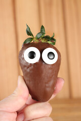 Doces decorados para festa de halloween: morangos, frutas, chocolates, cookies e donuts