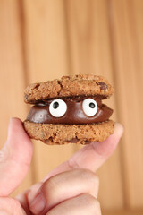 Doces decorados para festa de halloween: morangos, frutas, chocolates, cookies e donuts