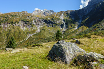 Blick zu riesigen Felswänden mit Wasserfaällen im Zillertal Tirol