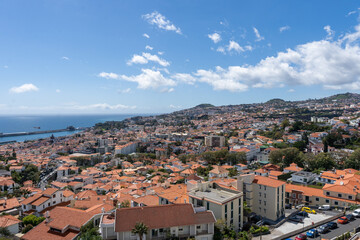 Obraz premium Panoramic View of Funchal City with Red Tiled Roofs and Ocean, Madeira, Portugal