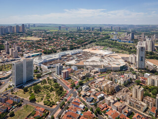 Vista a&eacute;rea de shopping center em Ribeir&atilde;o Preto