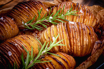 jedzenie, ziemniaki , ziemniaki hasselback, pieczone, rozmaryn, zioła, przyprawy, obiad, pyszne