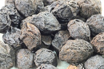 Prunus mume, called Omae, is a dried unripe fruit used in traditional medicine to astringe the lung and intestine, relieve cough and diarrhea, generate fluids, stop thirst, and support recovery.