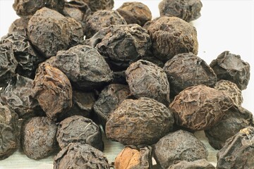 Prunus mume, called Omae, is a dried unripe fruit used in traditional medicine to astringe the lung and intestine, relieve cough and diarrhea, generate fluids, stop thirst, and support recovery.