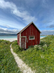 Cabane rouge en bois sur la plage norv&eacute;gienne