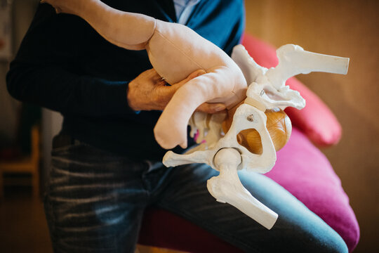 male midwife giving information about birth