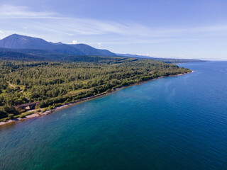 Obraz premium Stunning coastal view of Baikal showcasing nature and tranquility