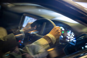 運転する男性