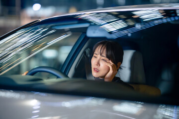 女性　車　ドライブ　居眠り運転