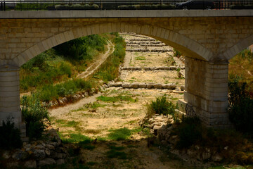 most nad wyschniętym korytem rzeki, sucha rzeka w Hiszpani, wysuszone koryto rzeki bez wody, a bridge and a dried-out riverbed without water, dried up riverbed 