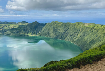 grüner Kratersee bei Sete Cidades auf der Azoreninsel Sao Miguel