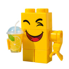 Obraz premium Yellow brick character holding lemonade