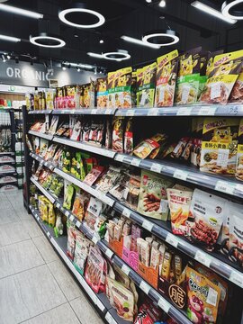 29.05.2025, Kuala Lumpur, Malaysia. Grocery store aisle with multiple shelves of Asian packaged snacks in colorful bags. Mix of savory, sweet, and dried varieties.
Snack diversity, retail display.