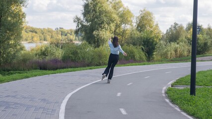 Obraz premium Caucasian woman roller skating in park. 