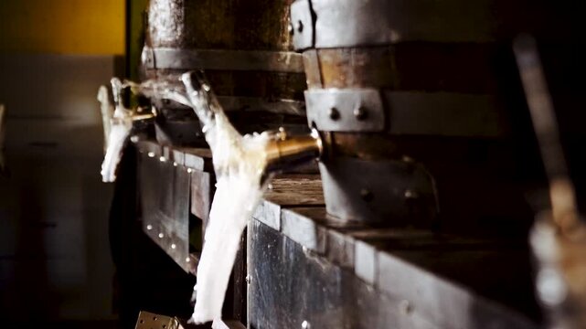 Bayerisches Bierfass wird angezapft, Detailaufnahme traditioneller Holzf&auml;sser, Symbol f&uuml;r Oktoberfest, Brauerei und bayerische Bierkultur, 4K Video Clip mit authentischem Festmotiv