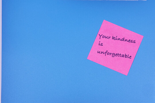 Sticky note with thank you word in foreground with copy space on pink background