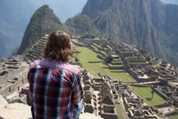 Naklejka premium Man overlooking Manchu Picchu Peru