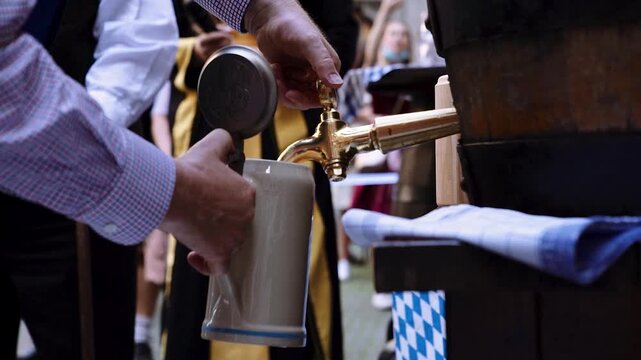 Bayerisches Bierfass wird angezapft in Zeitlupe, Detailaufnahme traditioneller Holzf&auml;sser, Symbol f&uuml;r Oktoberfest, Brauerei und bayerische Bierkultur, Full HD Slow Motion Video Clip
