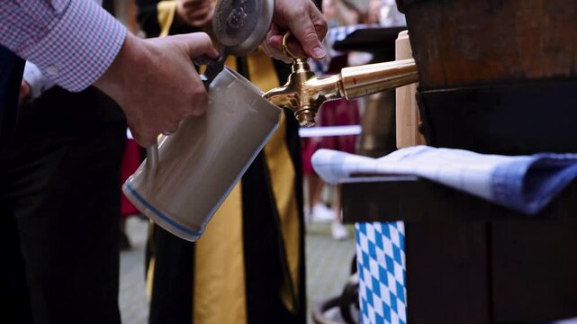 Bayerisches Bierfass wird angezapft in Zeitlupe, Detailaufnahme traditioneller Holzf&auml;sser, Symbol f&uuml;r Oktoberfest, Brauerei und bayerische Bierkultur, Full HD Slow Motion Video Clip