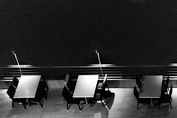 leere tische und sesseln auf einer restaurant terrasse