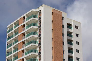 Prédio residencial moderno em fase de acabamento.