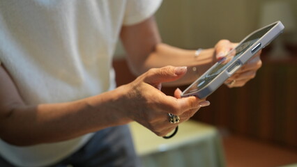 スマホを操作する女性