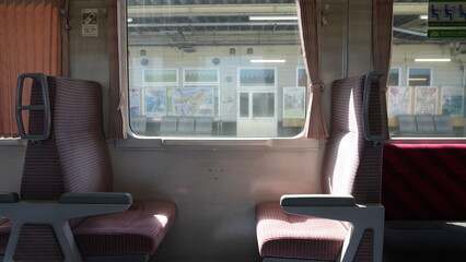 ローカル線の座席