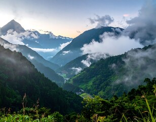 Obraz premium Misty mountain valley at dawn