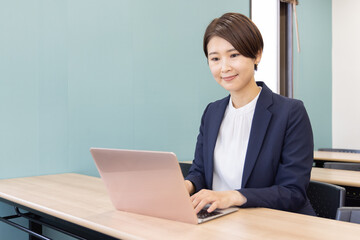 ビジネス　パソコンで仕事をしている女性のポートレート