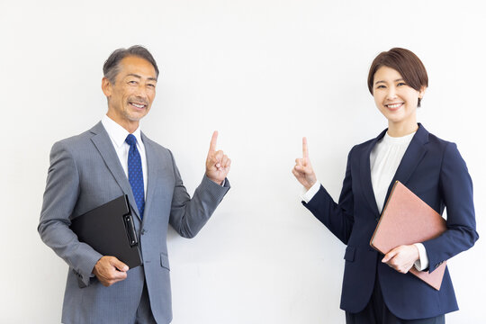 指差しをするビジネスマン男女