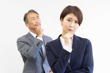 考えるビジネスマン男女