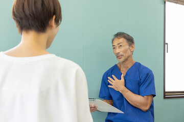 Fototapeta premium 整骨院の先生と患者