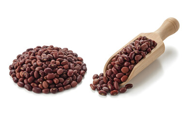 Obraz premium Pile of red beans and a wooden scoop full of red beans isolated on white background